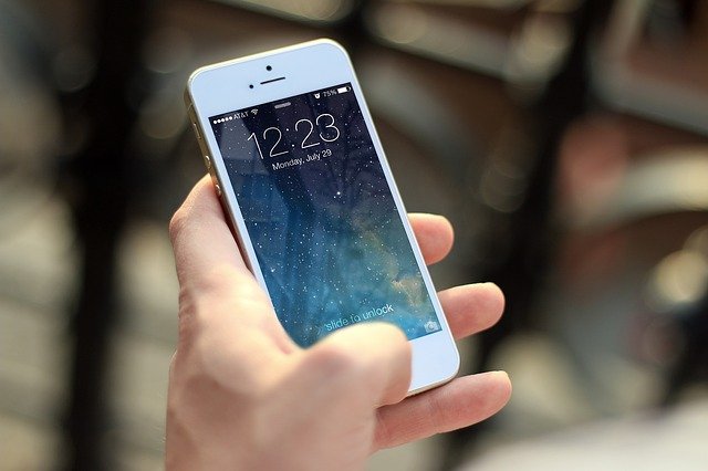 New smartphone offers satellite service for wilderness travel